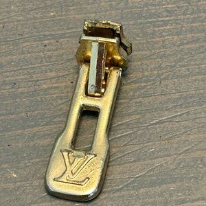 Louis Vuitton zipper pull ✨